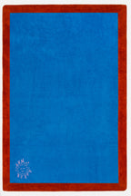 Blue mat with red border and a logo in the corner